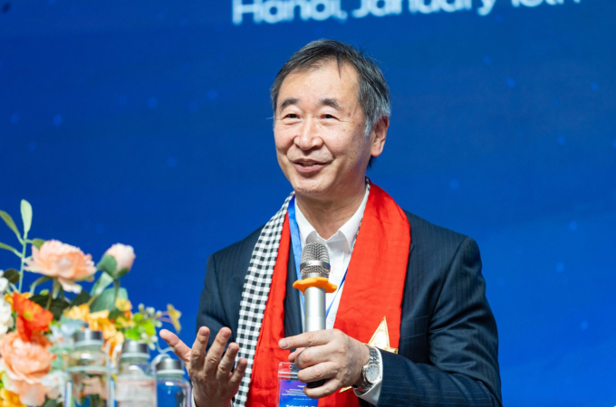 GS Takaaki Kajita khi đối thoại với học sinh. Ảnh: Phenikaa University