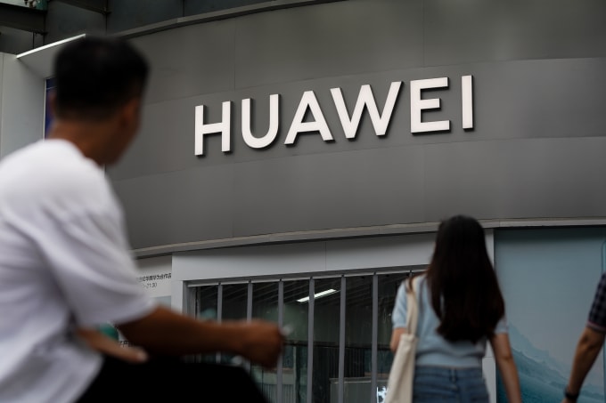 Logo Huawei tại một cửa hàng ở chợ điện tử Thâm Quyến, Trung Quốc, tháng 4/2024. Ảnh: Lưu Quý