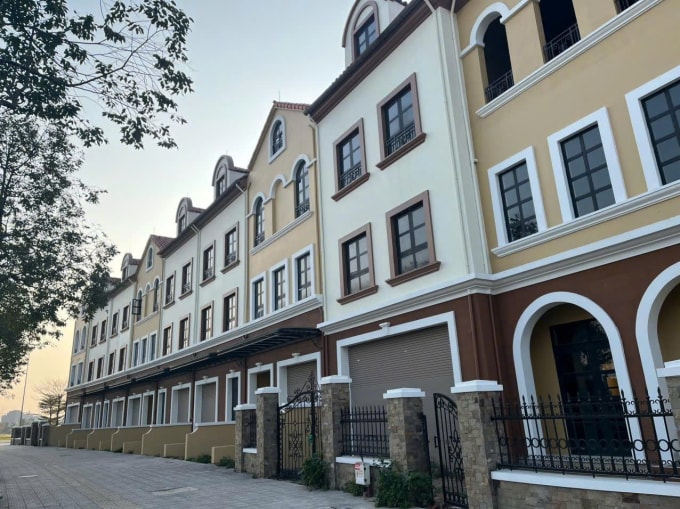 Phân khu Vista Palma đã hoàn thiện mặt ngoài các căn nhà và cổng phân khu. Ảnh: SJ Group