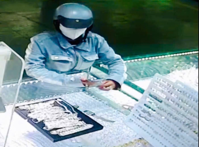 Camera tại tiệm vàng ghi nhận nữ nghi phạm. Ảnh: Camera an ninh