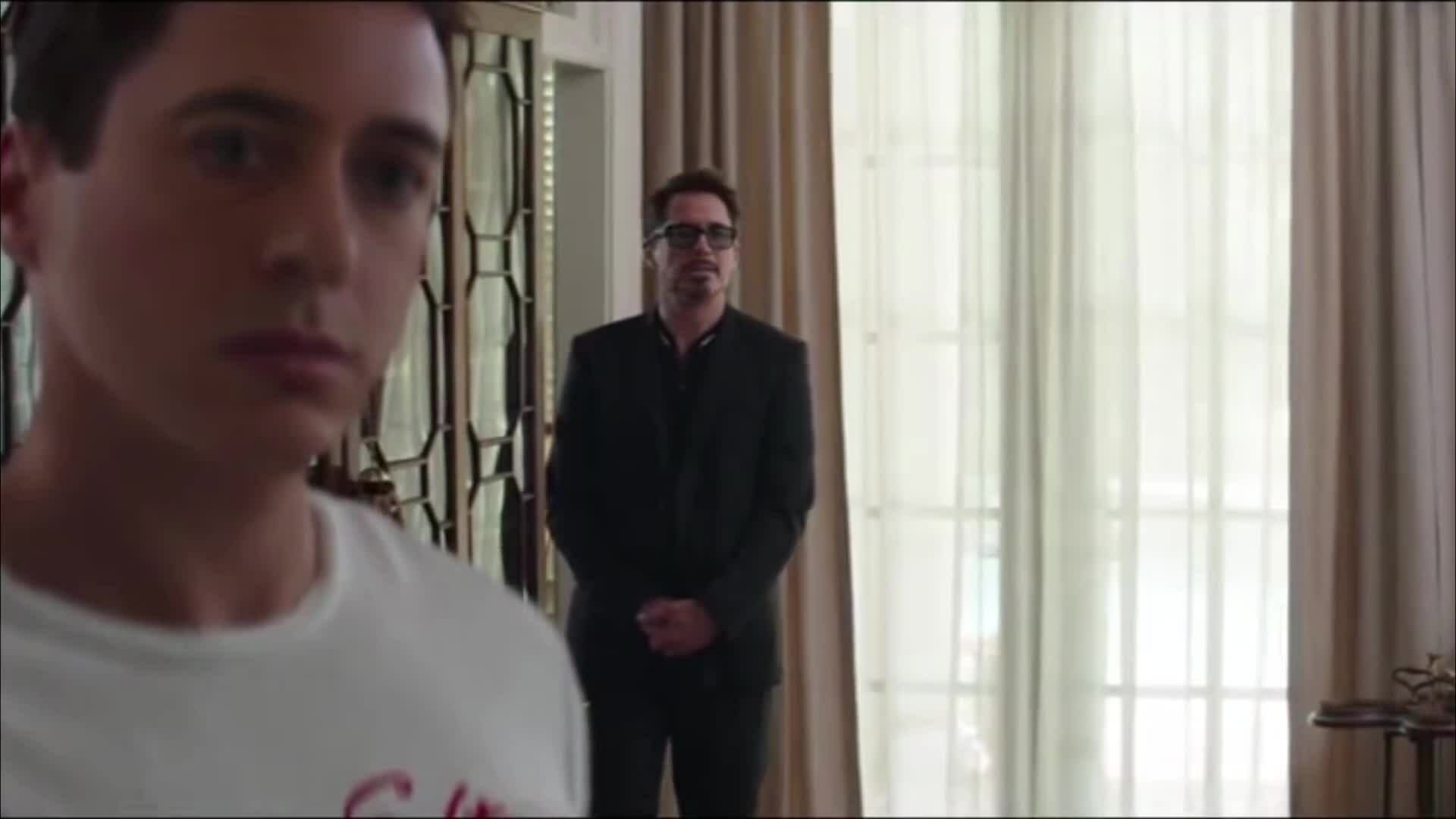 Robert Downney Jr. thật và trẻ hóa xuất hiện trong cùng cảnh 