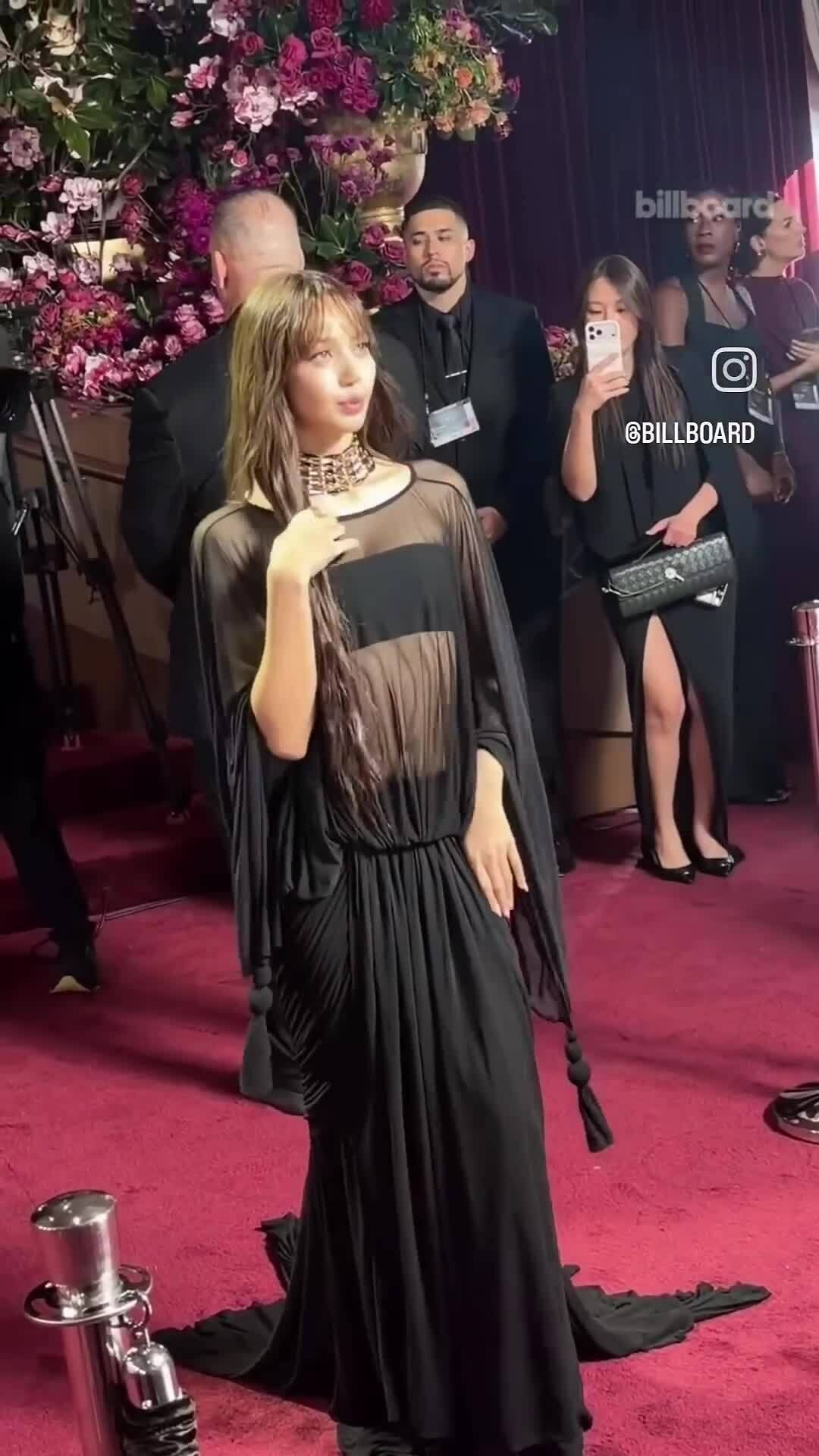 Lisa tạo dáng trên thảm đỏ Quả Cầu Vàng 2026