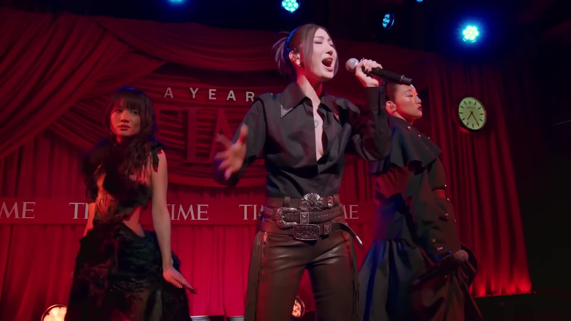 Sân khấu hát live ca khúc 