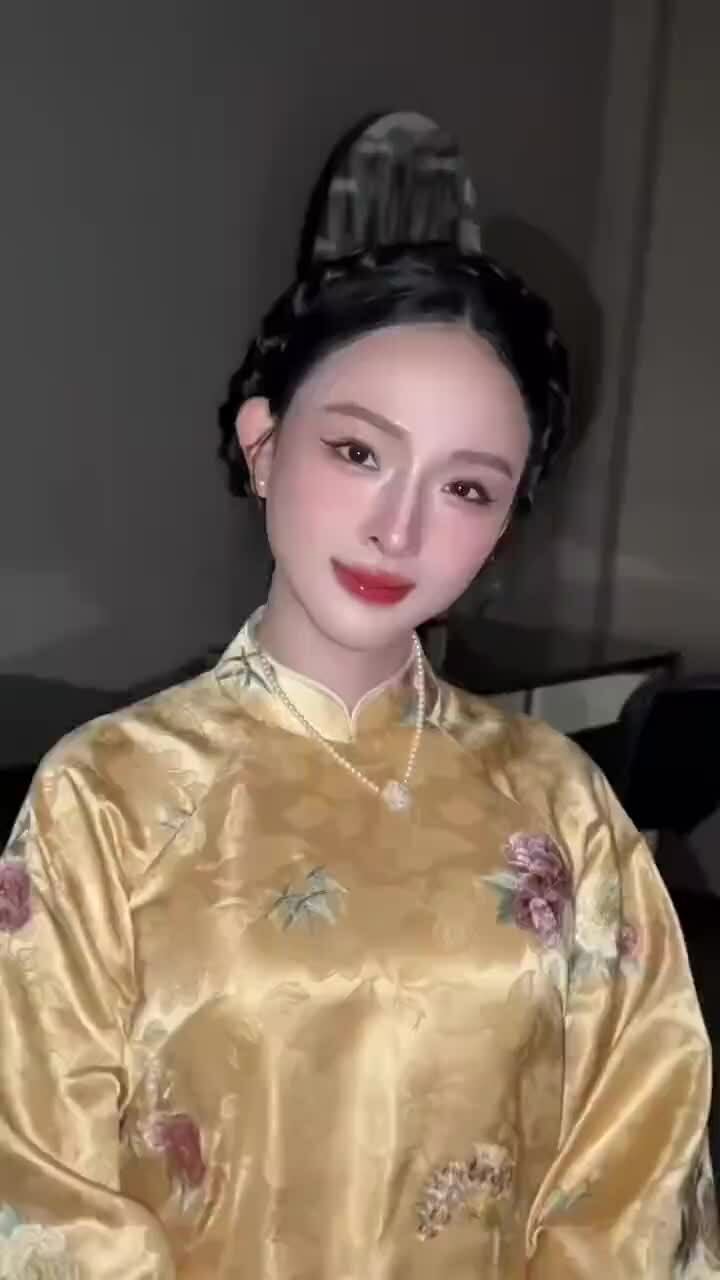 Phương Nga tạo dáng áo dài ở hậu trường sự kiện