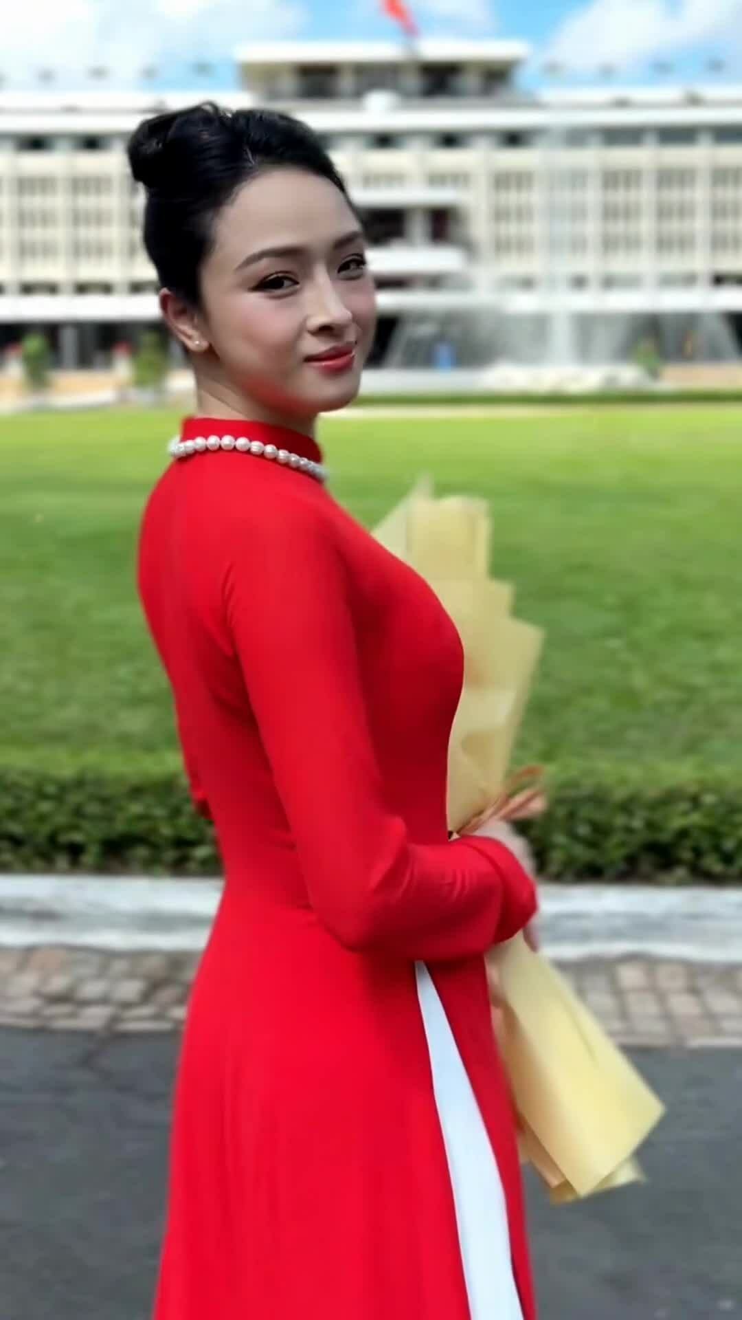 Trương Hồ Phương Nga tạo dáng với áo dài