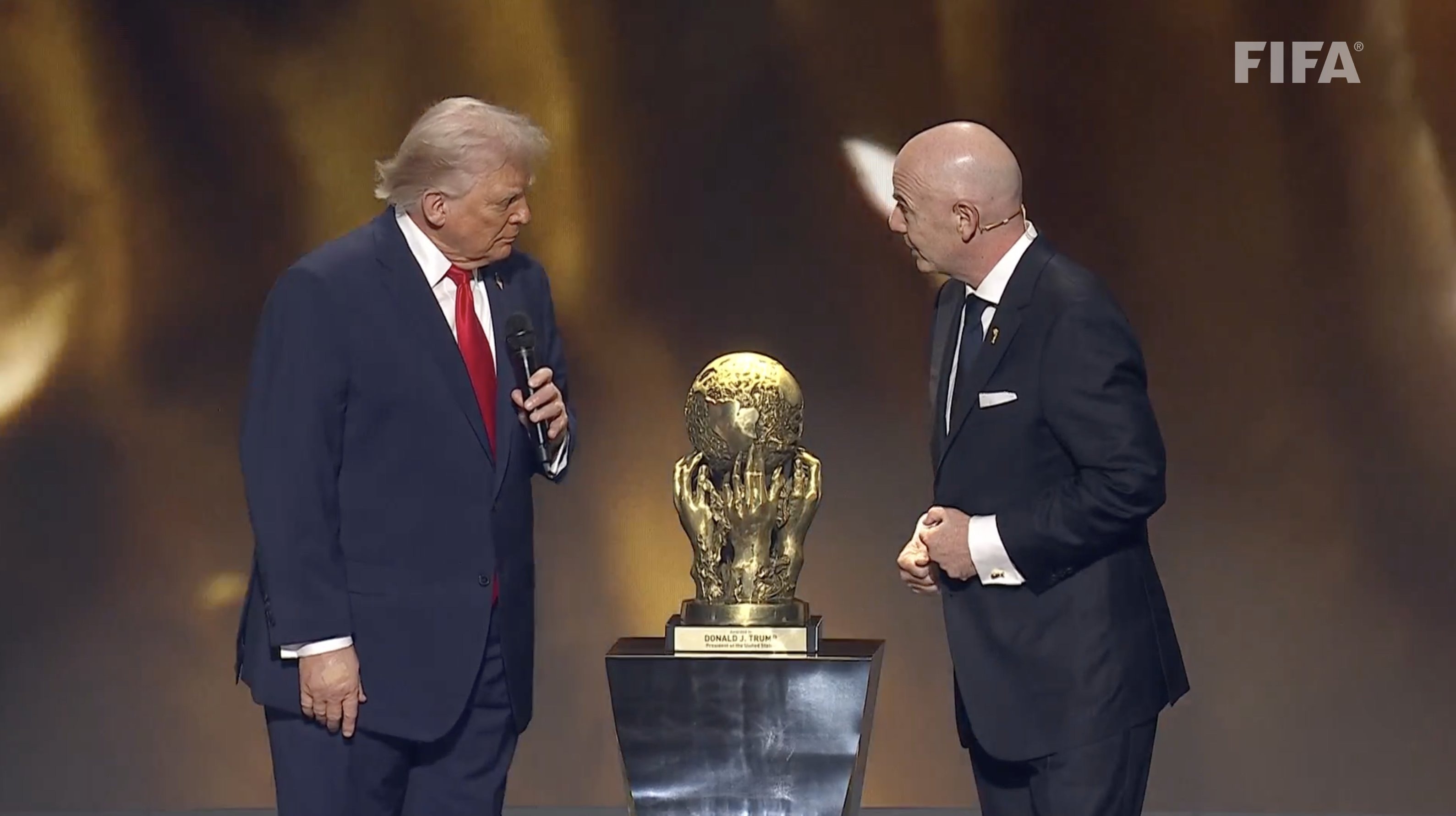 Chủ tịch Infantino trao giải FIFA Hòa Bình cho ông Trump