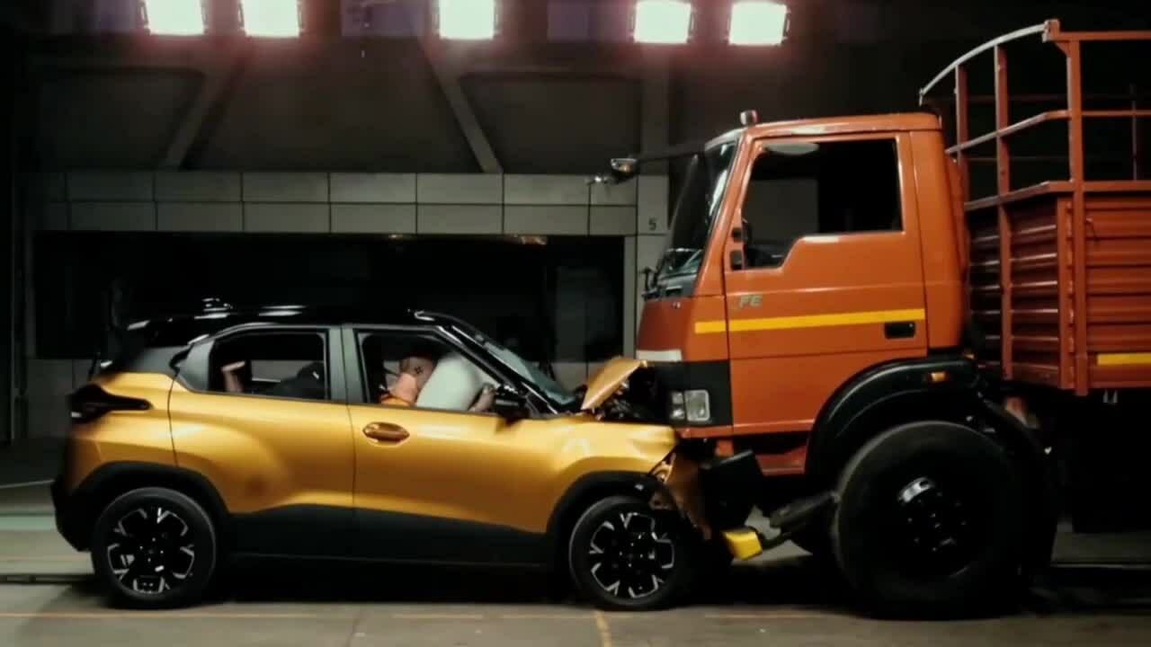 Hãng ôtô cho xe con đấu đầu xe tải dù đã xếp hạng an toàn 5 sao