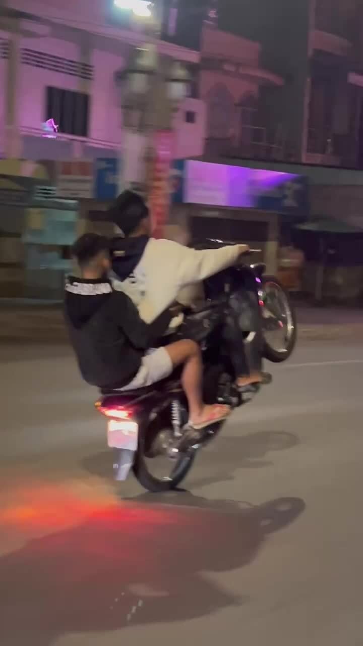 Cảnh bốc đầu xe máy trên quốc lộ 20 ở Lâm Đồng