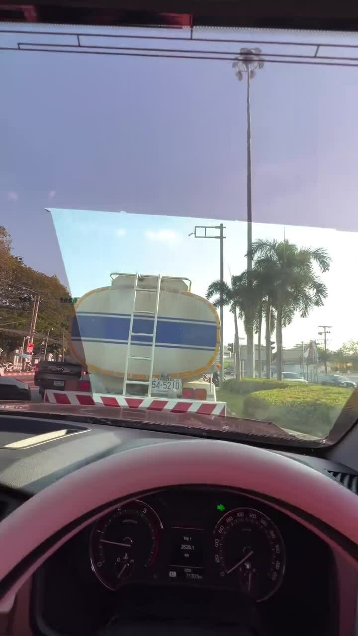 Cắt phim dán kính chắn gió để nhìn đường rõ hơn