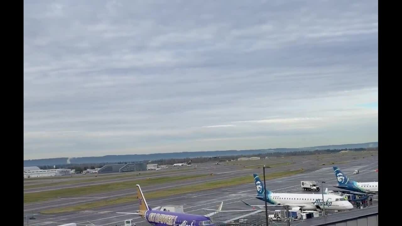 Khoảnh khắc tiêm kích F-15 khoác 'áo choàng hơi nước' khi cất cánh