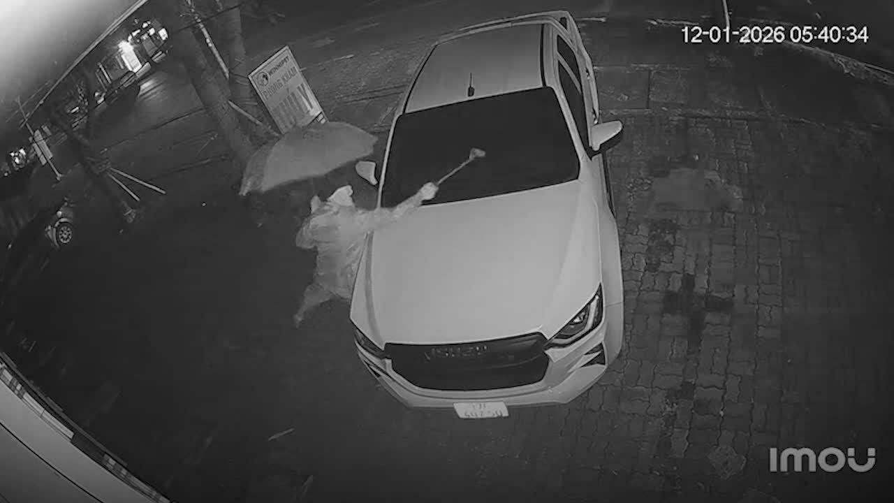 Người đập phá ôtô của hàng xóm bị bắt