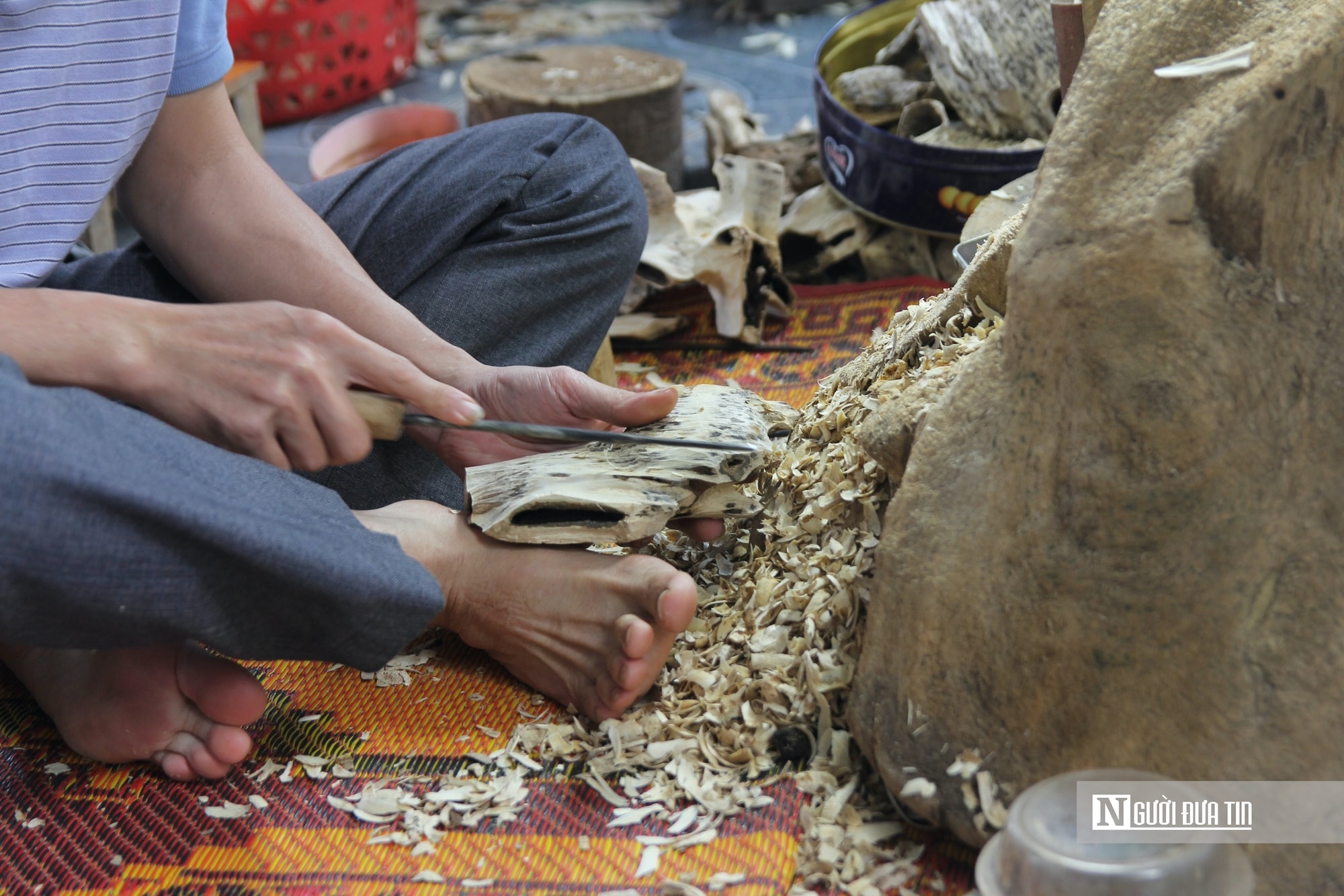 Nghề đục ruột cây tất bật vào vụ Tết - Ảnh 2.