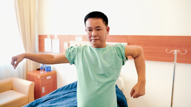 Gần 3 thập kỷ sống chung với khuỷu tay biến dạng, người đàn ông hồi phục vận động ngoạn mục nhờ công nghệ in 3D - Ảnh 1.