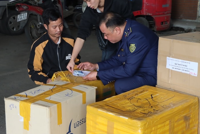 Kiểm tra ga Hà Nội phát hiện hàng hóa nghi nhập lậu với số lượng lớn - Ảnh 1.