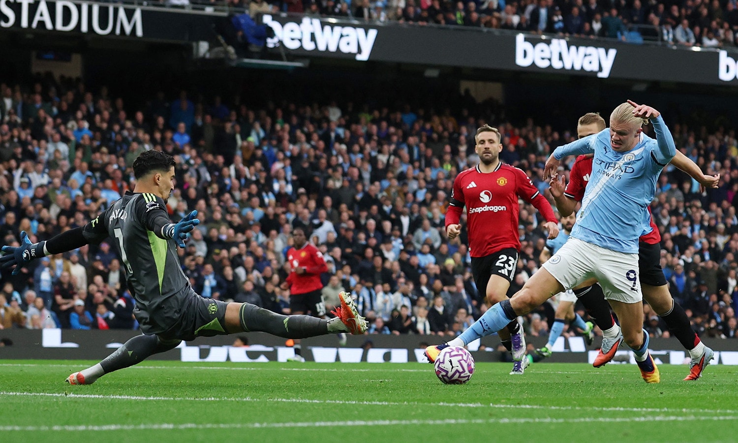 Man City thắng Man Utd 3-0 ở lượt đi. (Ảnh: Reuters)