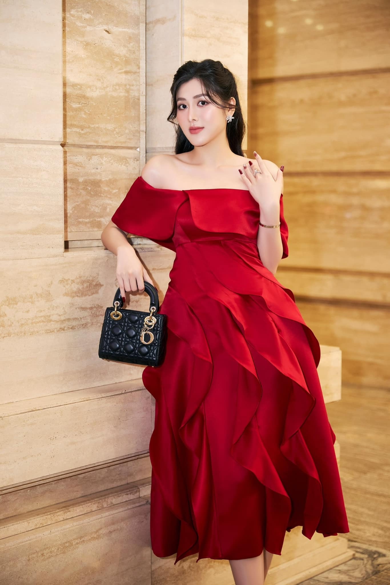 Tin đồn cả hai hẹn hò rộ lên khi nam tiền đạo bình luận ngọt ngào dưới loạt ảnh của Kim Thủy: “Vẻ đẹp của bạn là 10 điểm không có nhưng