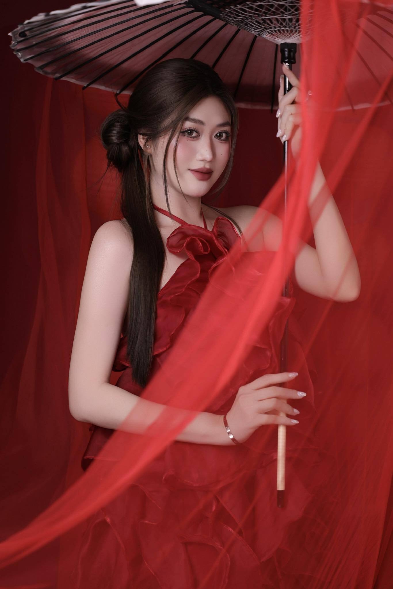 Năm 2017, cô từng được NTK Tommy Nguyễn chọn là người mẫu cho BST áo dài 