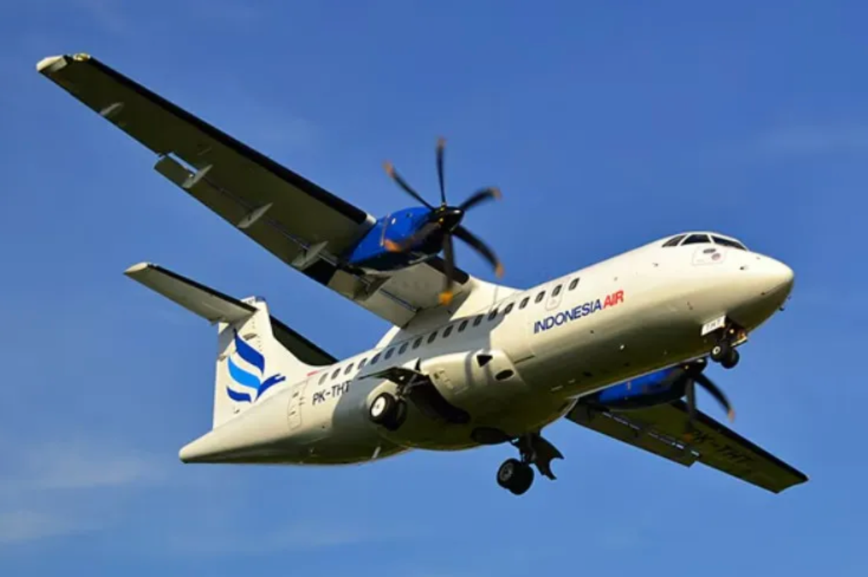 Máy bay ATR 42-500 mất liên lạc với đài kiểm soát không lưu. (Ảnh: Indonesia Air Transport)