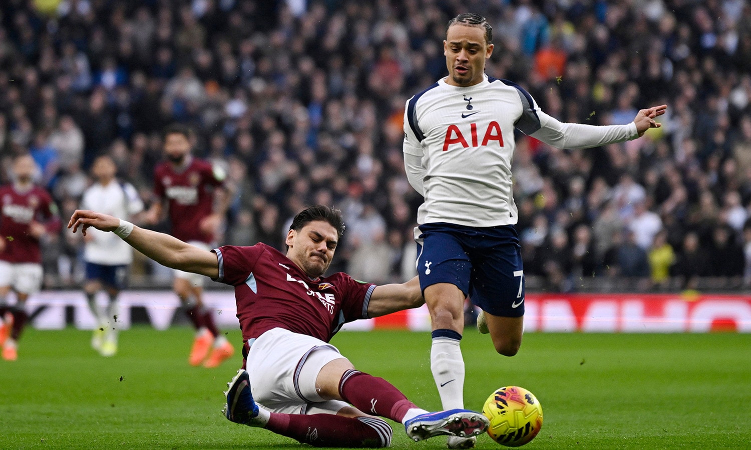 Tottenham đấu với West Ham ở vòng 22 giải Ngoại Hạng Anh.
