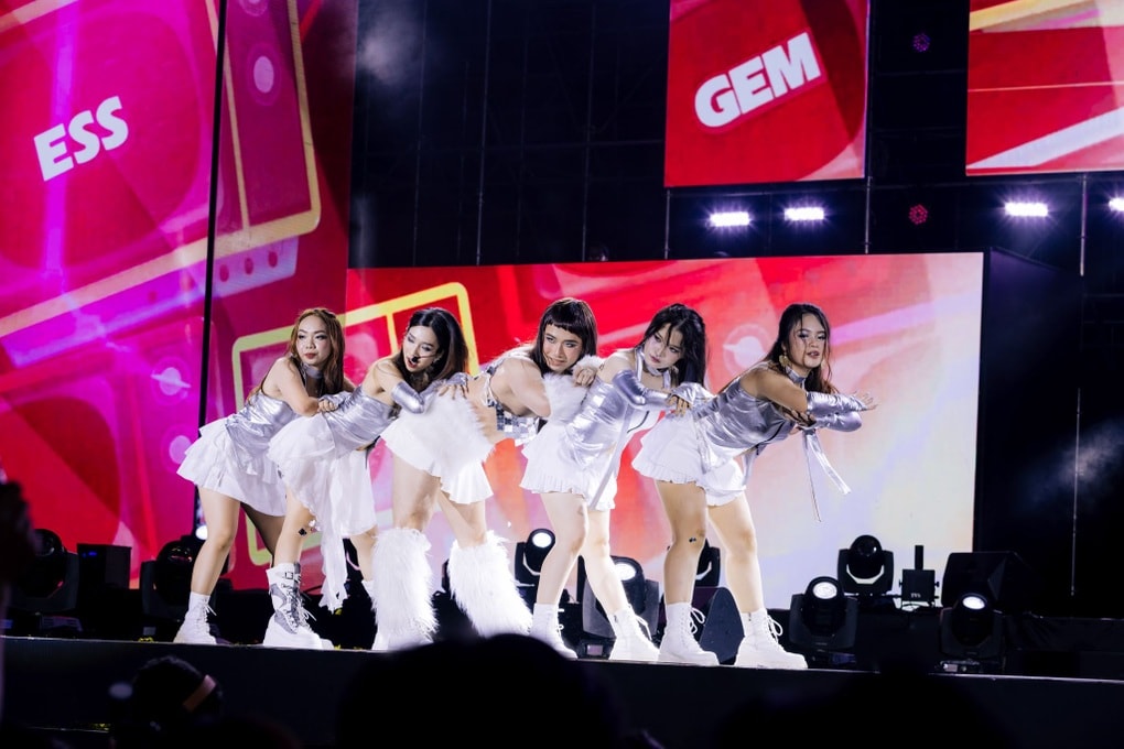 Công ty thưởng văn nghệ 20 triệu đồng, nhân viên tập luyện đến chấn thương - 5