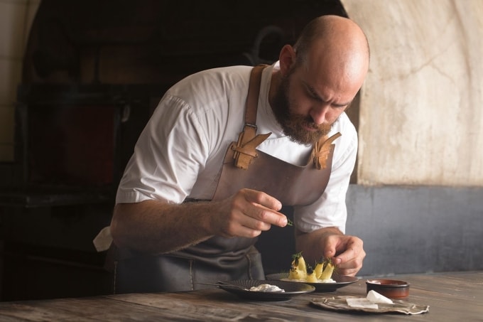 Đầu bếp Australia Dave Pynt sở hữu nhà hàng một sao Michelin Burnt Ends nổi tiếng Singapore. Ảnh: Delicious