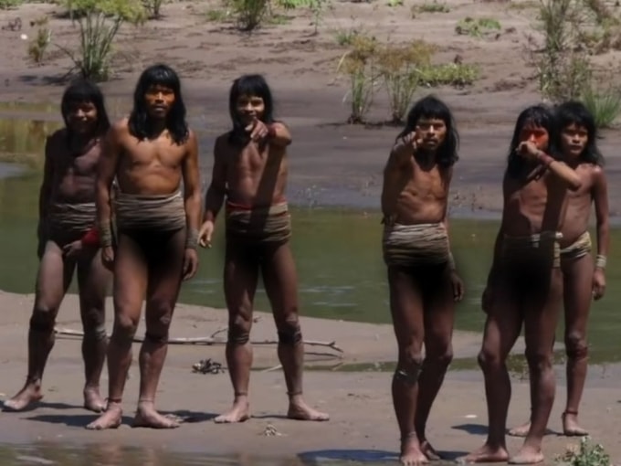 Những người bộ lạc chỉ vào thiết bị ghi hình. Ảnh: Paul Rosolie