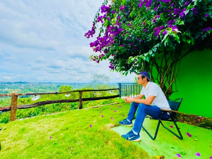 Anh Dũng tận hưởng không gian trong lành ở ngôi nhà thứ hai tại Bảo Lộc, năm 2025. Ảnh nhân vật cung cấp