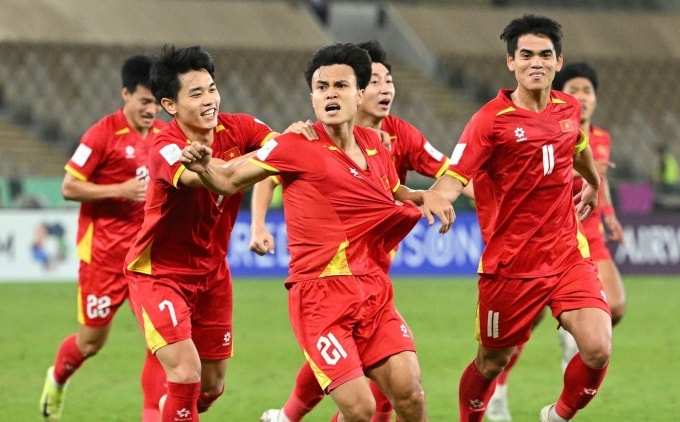 Các cầu thủ U23 Việt Nam ăn mừng bàn thắng của Minh Phúc (số 21) ấn định chiến thắng 3-2 trước U23 UAE, tối 16/1. Ảnh: Đức Đồng