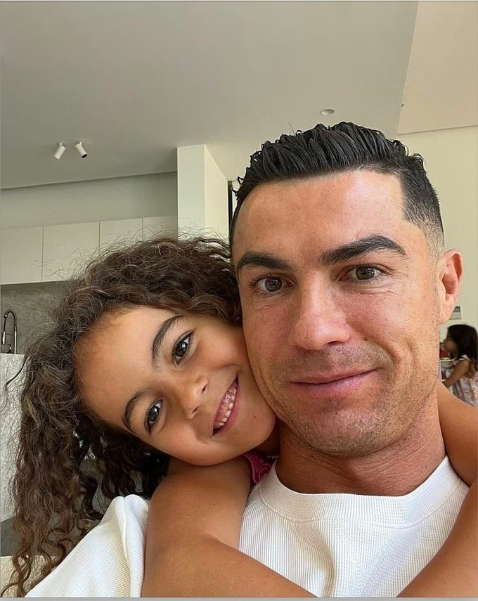 Ronaldo và con gái Alana. Ảnh: Instagram/ Cristiano Ronaldo
