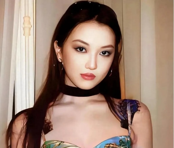 Lý Yên, con gái Lý Á Bằng và Vương Phi, năm nay 20 tuổi. Ảnh: Red Note