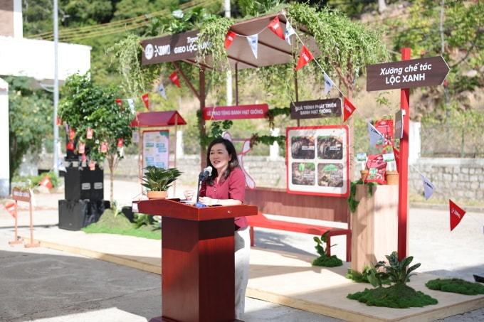 Bà Lê Thị Hồng Nhi, Phó tổng giám đốc Truyền thông, đối ngoại và phát triển bền vững của Unilever Việt Nam, phát biểu tại sự kiện hôm 16/1. Ảnh: Ban tổ chức cung cấp