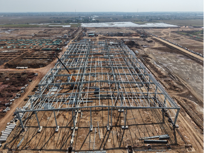 Khung thép nhà xưởng đầu tiên tại dự án dự kiến hoàn thành trong tháng 1. Ảnh: O&J