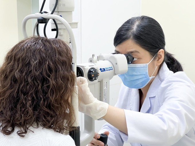 Bác sĩ Nhi kiểm tra mắt cho một phụ nữ. Ảnh minh họa: Bệnh viện Đa khoa Tâm Anh