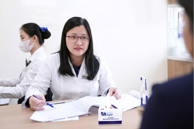 Bác sĩ Lữ đang tư vấn phương pháp điều trị cho bà Mai. Ảnh: Bệnh viện Đa khoa Tâm Anh