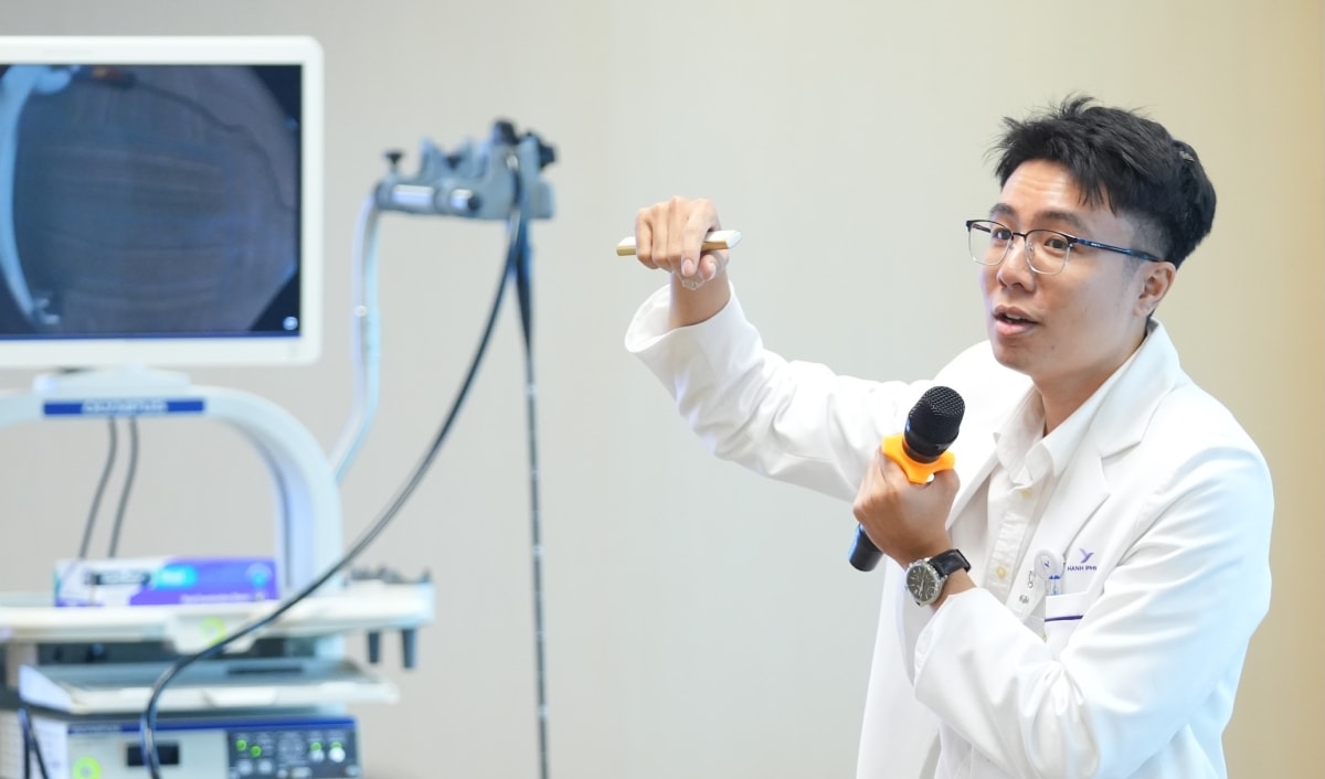 Bác sĩ Cao Thanh Vinh bên cạnh hệ thống nội soi tiêu hóa. Ảnh: Bệnh viện cung cấp