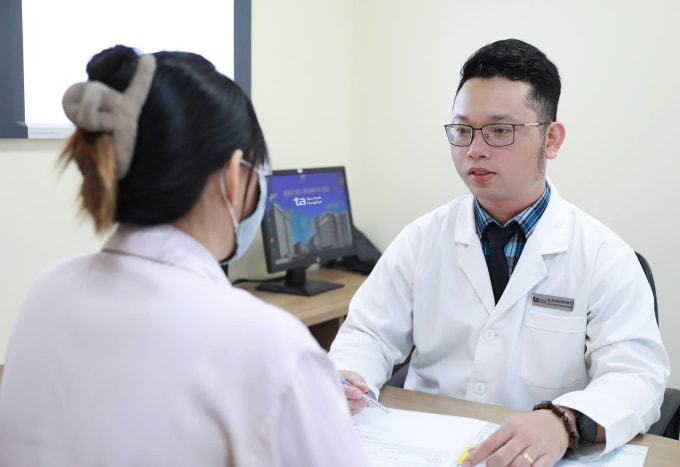 Bác sĩ Tú giải thích tình trạng sức khỏe cho người bệnh. Ảnh: Bệnh viện Đa khoa Tâm Anh