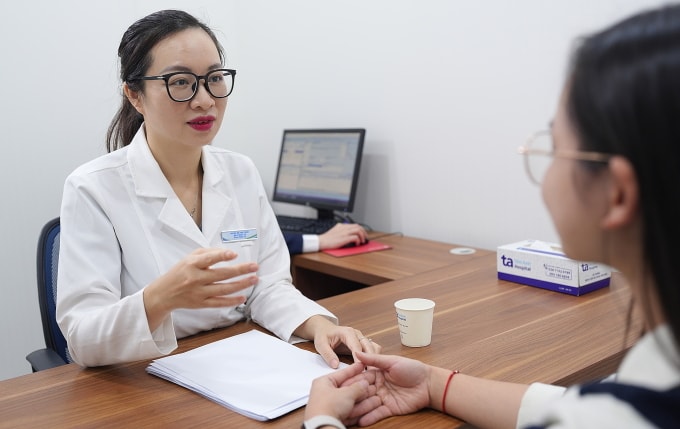 Bác sĩ Thủy đang tư vấn cho một phụ nữ về phương pháp trẻ hóa da, giảm tình trạng chảy xệ. Ảnh minh họa: Bệnh viện Đa khoa Tâm Anh