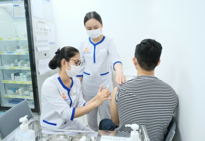 Nam giới tiêm vaccine phòng bệnh tại Hệ thống Tiêm chủng VNVC. Ảnh: Khánh Hòa