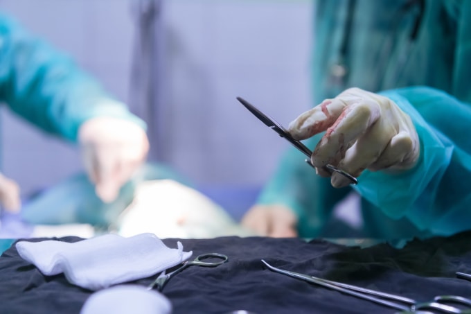 Cắt bao quy đầu cần được thực hiện ở phòng khám, bệnh viện được cấp phép thực hiện thủ thuật. Ảnh minh họa: Vecteezy