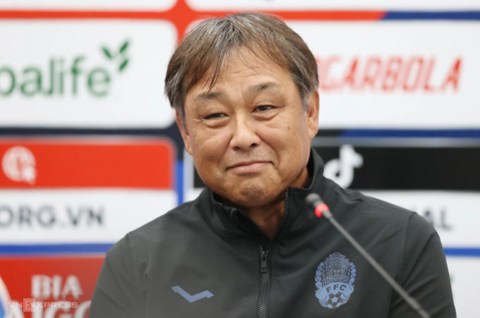 HLV Koji Gyotoku trong họp báo trước trận đấu Việt Nam - Campuchia tại sân Gò Đậu, Bình Dương ngày 19/3/2025. Ảnh: Đức Đồng