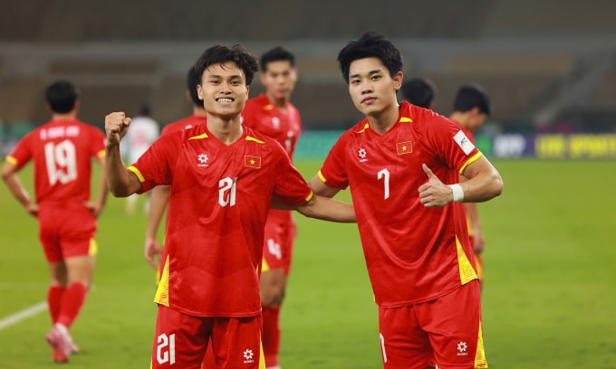 Đình Bắc (số 7) và Minh Phúc (số 21) mừng bàn thắng thứ hai của Việt Nam trong trận gặp UAE. Ảnh: Ted Trần
