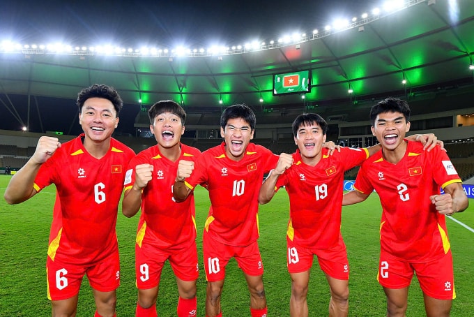 Các cầu thủ Việt Nam chung vui cùng nhau sau trận đấu UAE. Ảnh: AFC