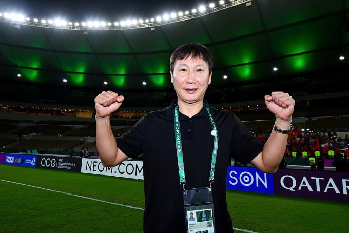 HLV Kim Sang-sik ăn mừng sau trận thắng UAE 3-2 ở tứ kết giải U23 châu Á 2026, trên sân Prince Abdullah Al Faisal, Jeddah, Arab Saudi ngày 16/1/2026. Ảnh: AFC