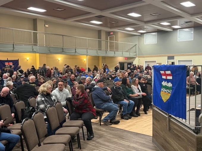Bên trong hội trường tổ chức sự kiện ký kiến nghị Alberta độc lập khỏi Canada. Ảnh: CBC