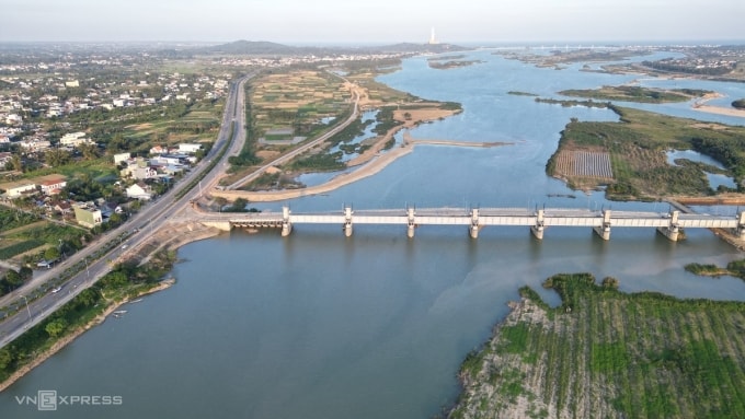 Cầu đập dâng nối bờ bắc ở nút giao với đường Hoàng Sa. Ảnh: Phạm Linh