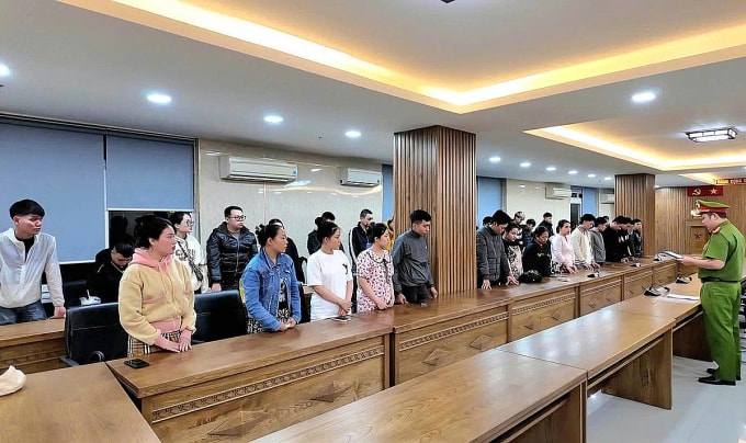 35 người liên quan bị công an bắt giữ để điều tra. Ảnh: Thành Phước