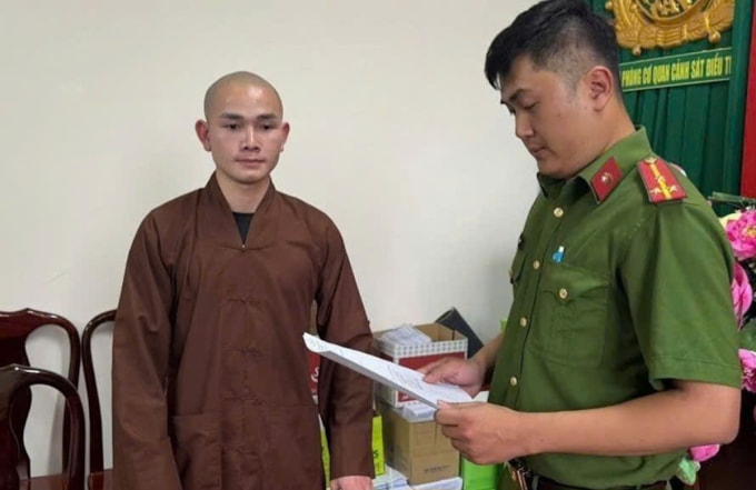 Phú nghe đọc lệnh khởi tố. Ảnh: Thái Hà