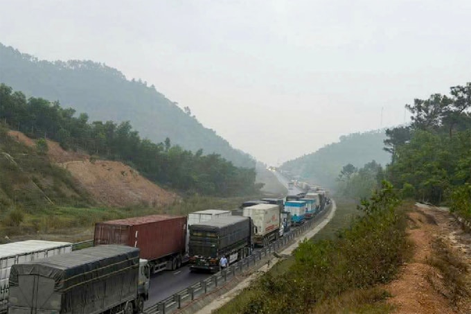 Cao tốc Nghi Sơn - Diễn Châu ùn tắc kéo dài sau tai nạn, sáng 17/1. Ảnh: Hùng Lê