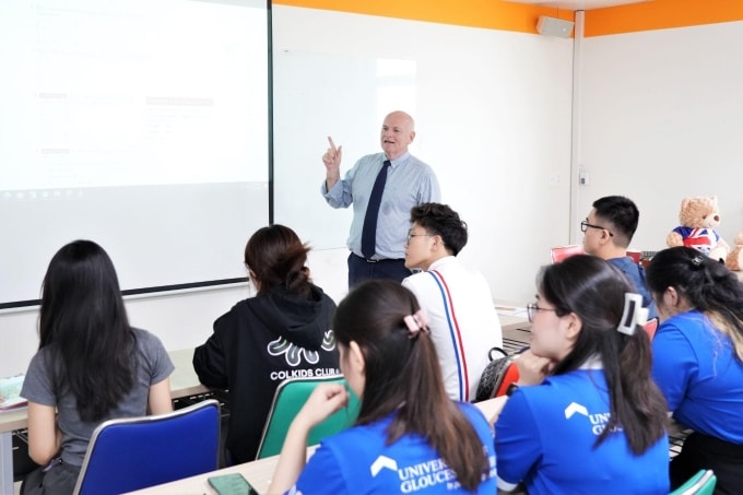 Sinh viên học tập với giảng viên nước ngoài giàu kinh nghiệm và chuyên môn. Ảnh: Gloucestershire Vietnam