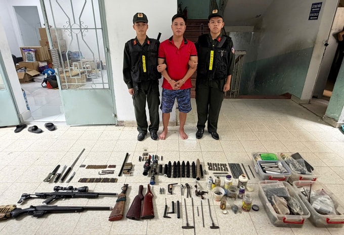 Cảnh sát bắt, khám xét thu nhiều vũ khí. Ảnh: Công an TP HCM